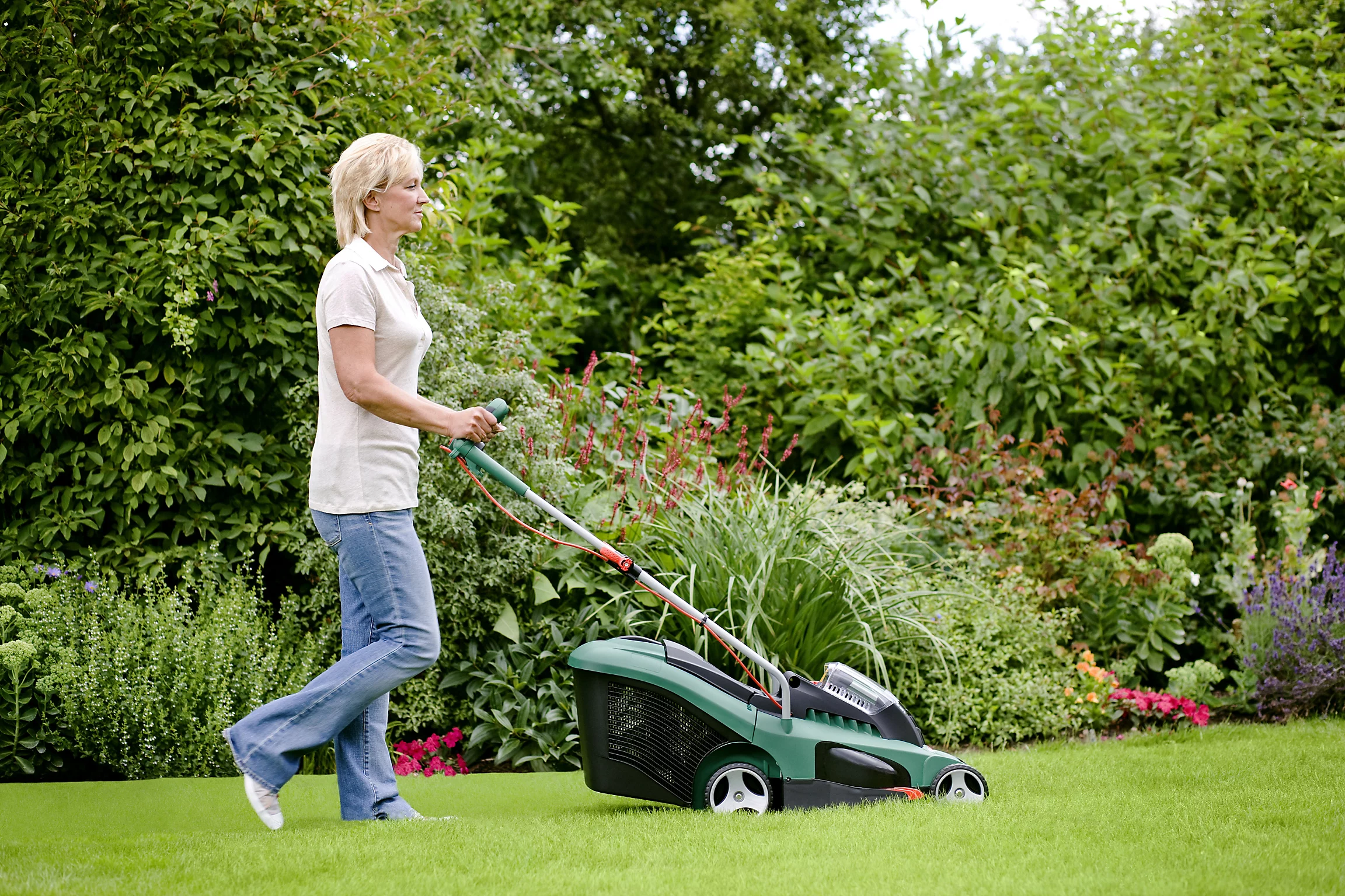 Bosch Rotak 370 ER Corded Rotary Lawnmower - Image 4